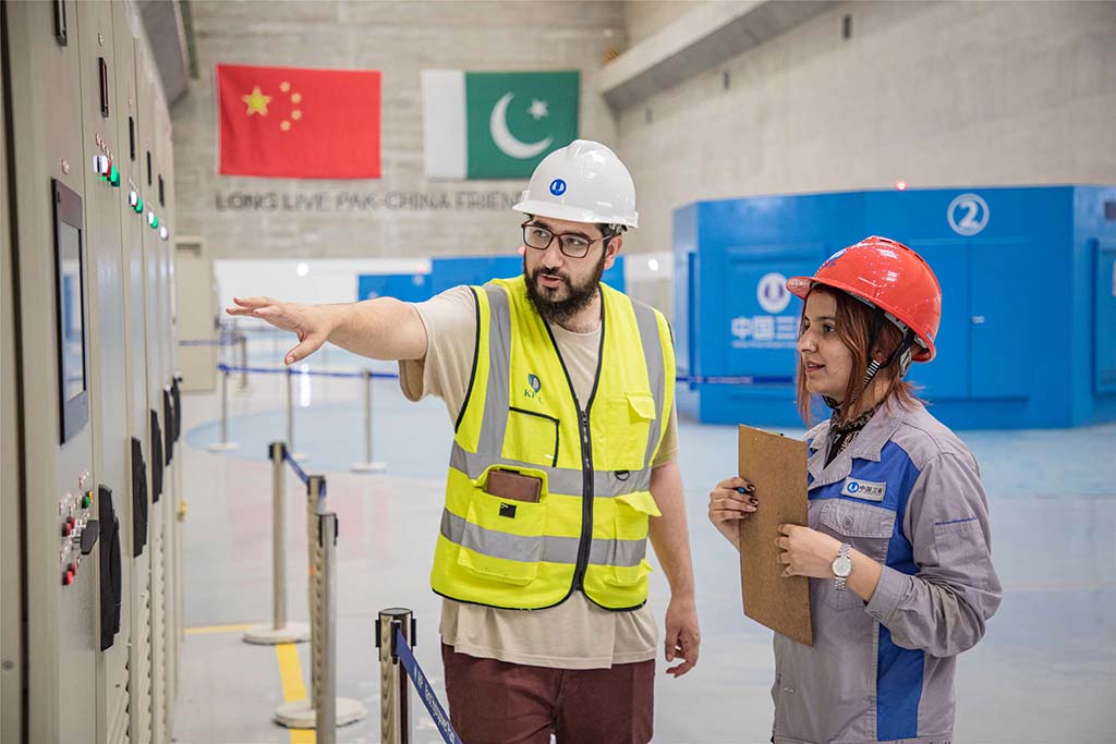 7月14日，巴方工作人員在卡洛特水電站-地下電廠檢查數(shù)據(jù)。 （人民網(wǎng)記者 薛丹攝）