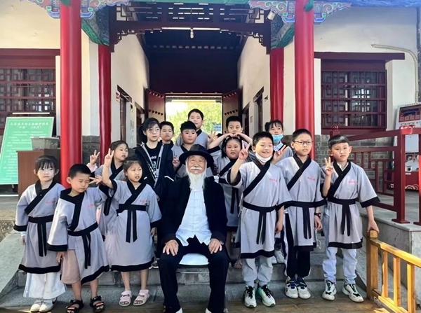 聽(tīng)孔廟歷史見(jiàn)證人——白胡子爺爺講述臨沂城過(guò)去的故事。臨沂市博物館供圖