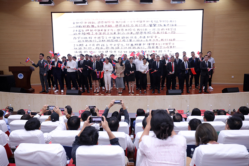 7月31日，昆明鐵道職業(yè)技術(shù)學院舉行援老撾鐵道職業(yè)技術(shù)學院項目教育能力建設教師培養(yǎng)班結(jié)業(yè)典禮。 昆明鐵道職業(yè)技術(shù)學院供圖