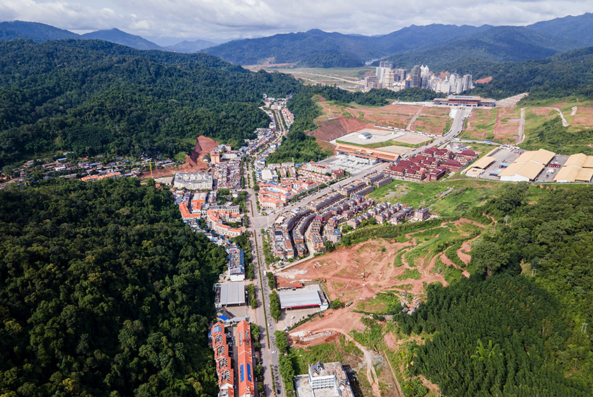 磨憨口岸俯瞰，右前方高層白色建筑群為老撾境內(nèi)。人民網(wǎng)記者 符皓攝