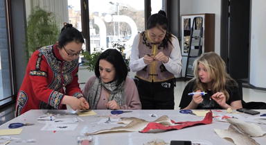 大頂子山下，同繪一幅“魚皮畫”